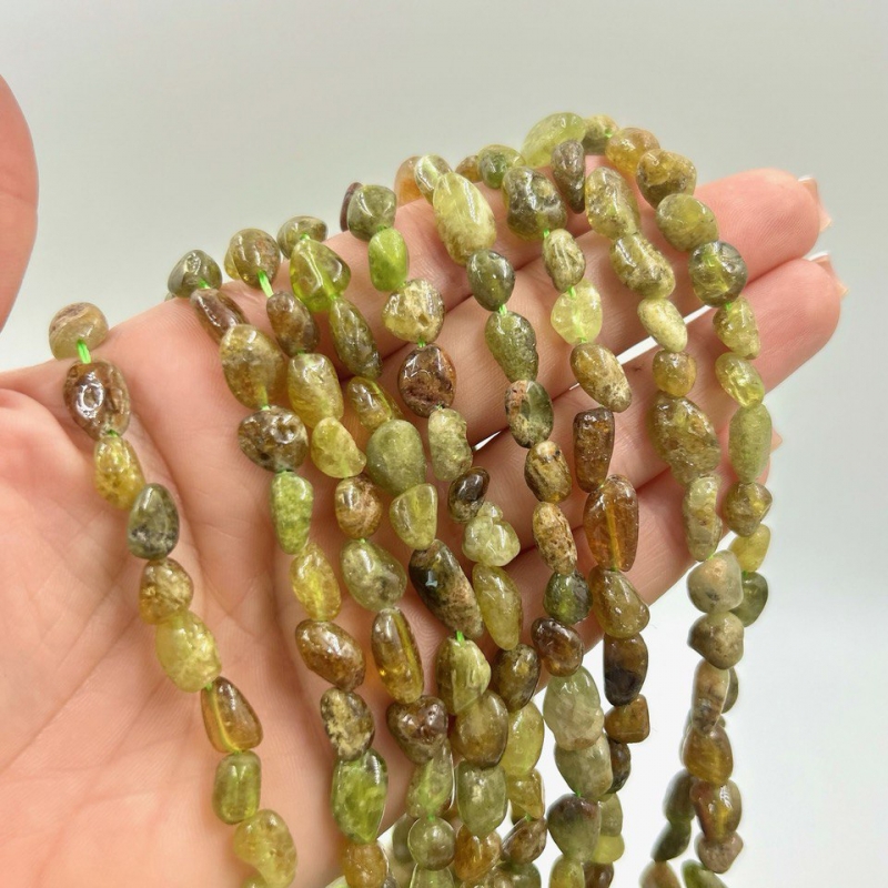 Зеленый гранат форма галтовка средний размер бусин  8-10мм натуральный камень