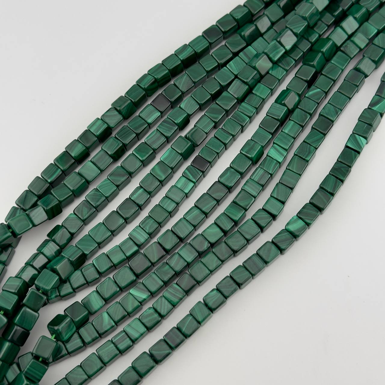 Бусины малахит форма кубик размер 6мм натуральный камень
