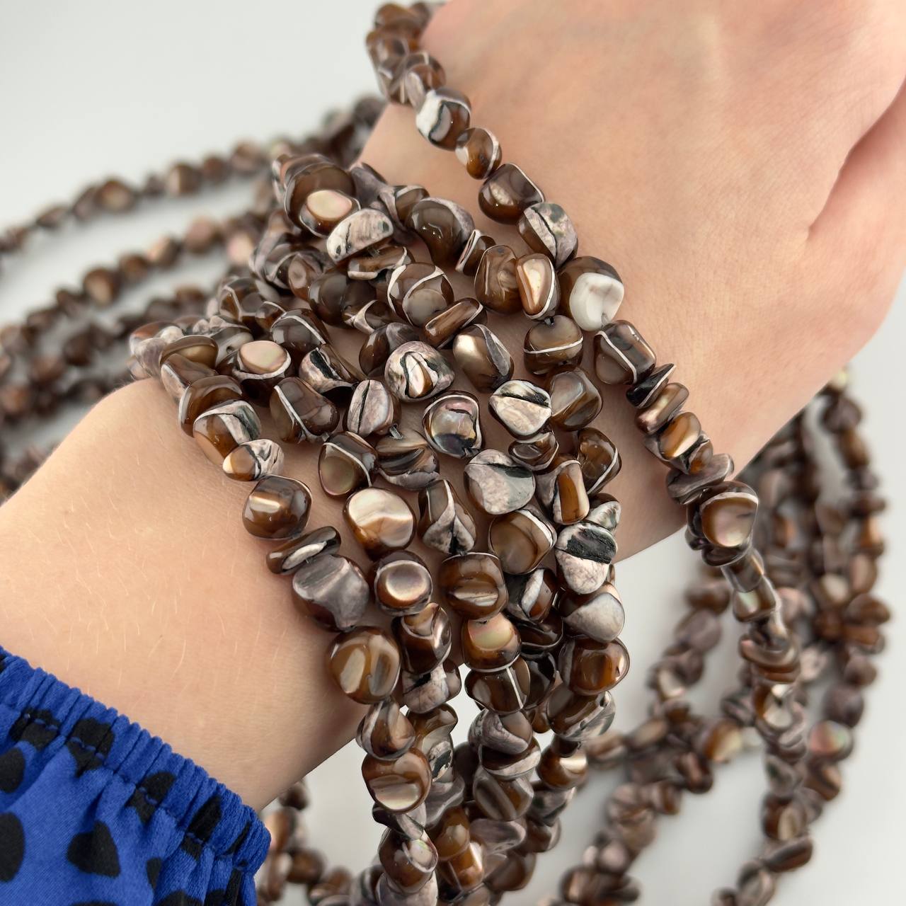 Перламутр коричневый средний размер бусин 6*8мм натуральный камень